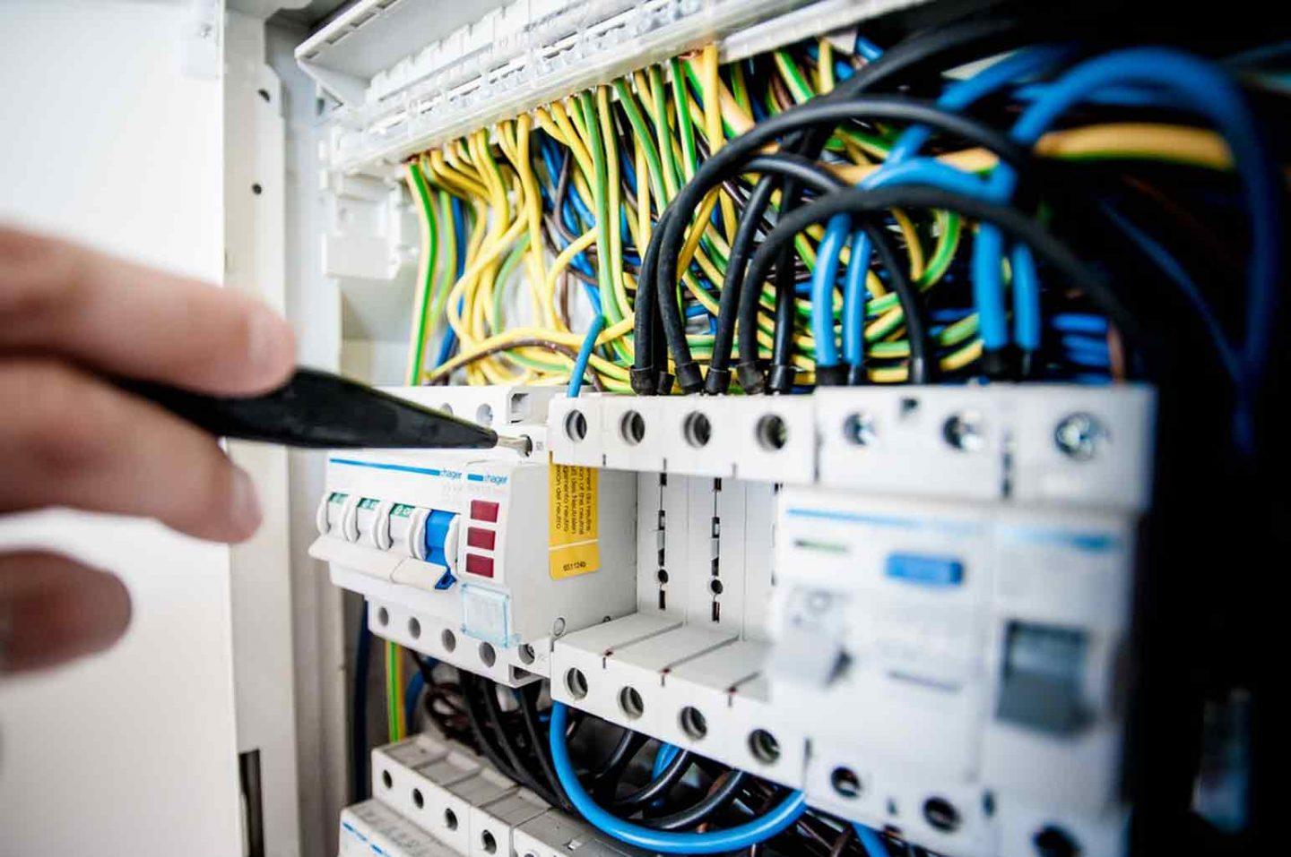 Reasons to Contact an Electrician